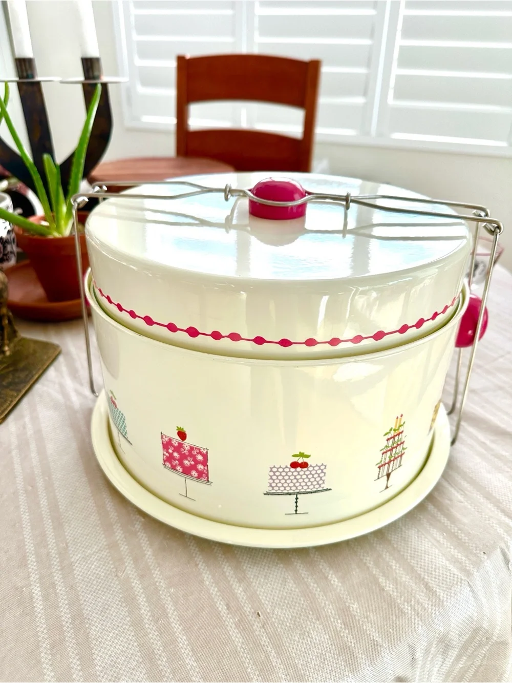 Enamel Tin Cake Saver/ Carrier. Retro Design. 4 pieces.
